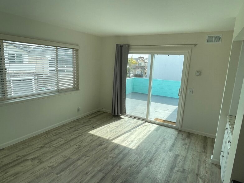 Building Photo - 5312 Seashore Dr