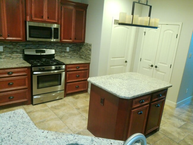 Building Photo - 4 Bedroom 3 Bath on the Island