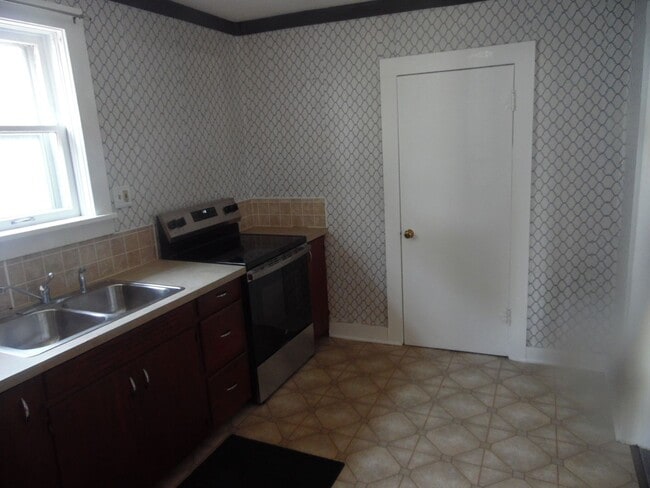 Building Photo - 1 Bedroom, 1 Bath Home,  close to Down Tow...