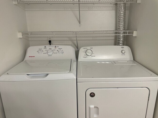 Building Photo - Large 4 Bedroom Home