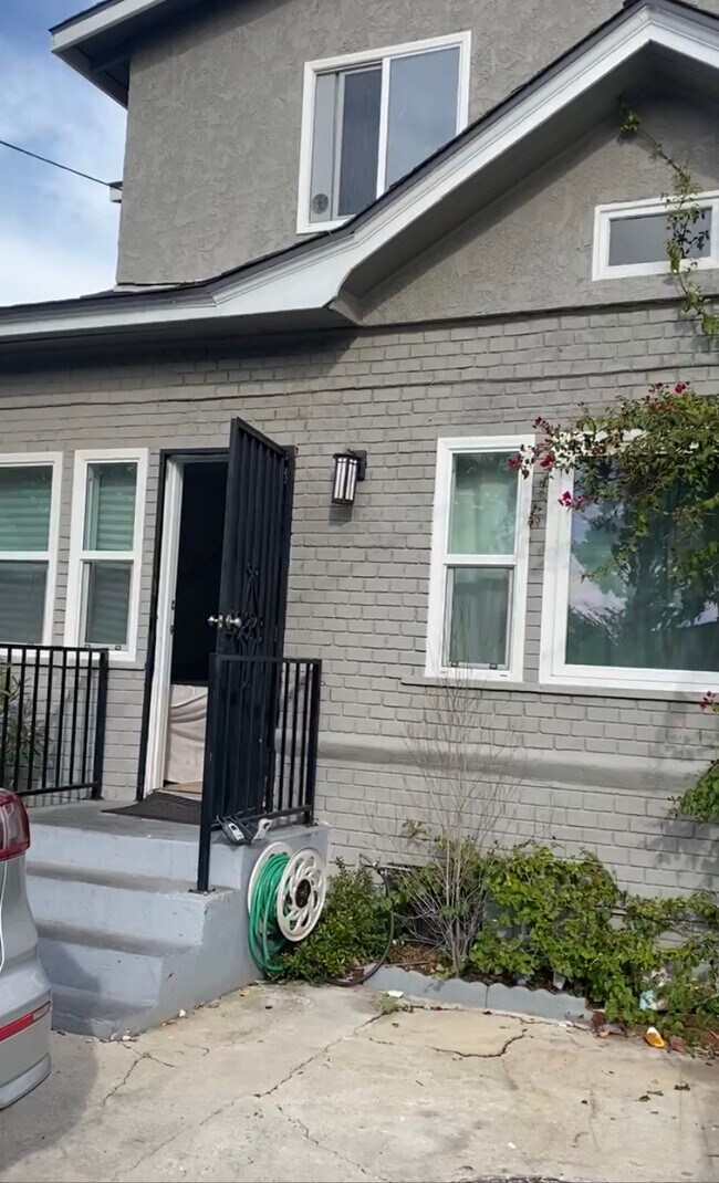 Building Photo - 1561 W 23rd St