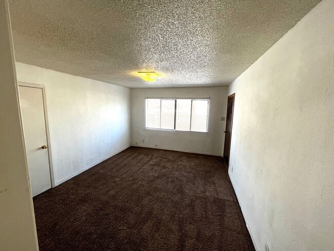 Building Photo - E 9th Duplex 1
