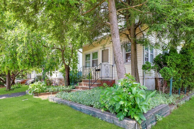 Building Photo - 31 Chestnut St