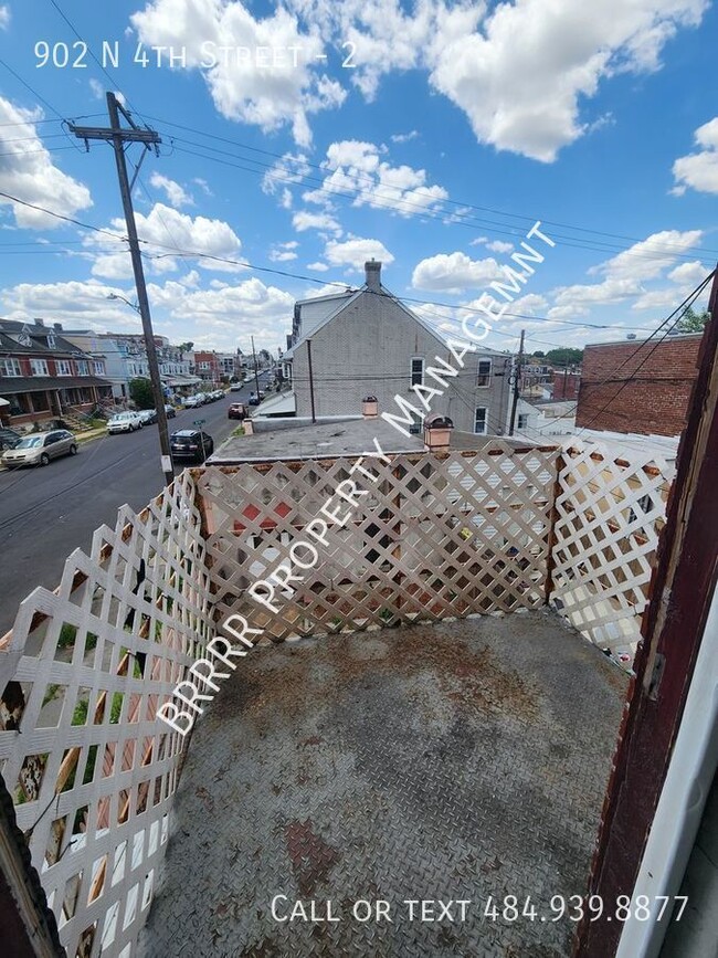 Building Photo - 3 bedroom 2 full bathroom apartment on the...