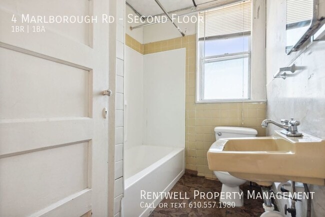 Building Photo - 1BR 1BA Second Floor Apartment is Upper Da...