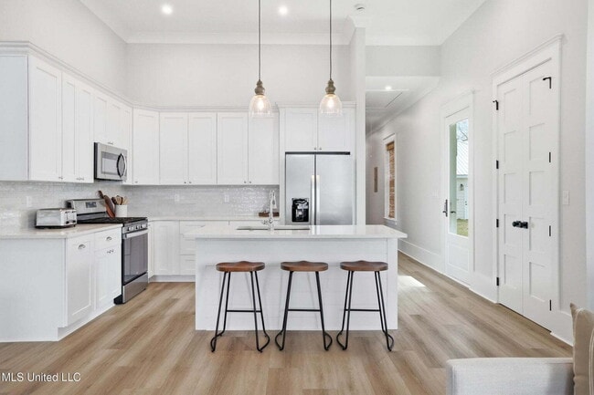 Building Photo - Fully furnished brand new home with garage!