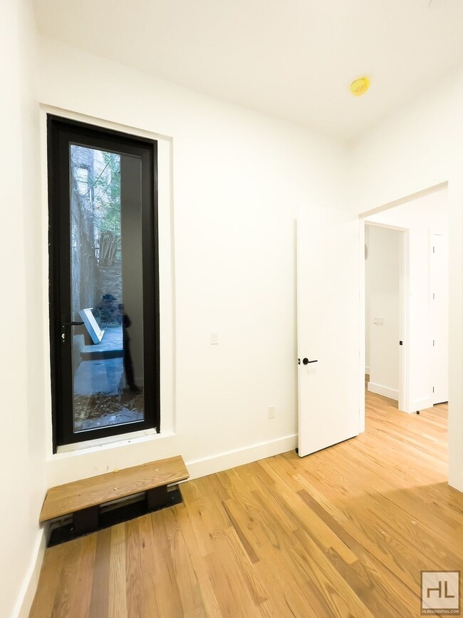 Building Photo - Spacious Williamsburg 3-Bed 2.5-Bath / Mas...