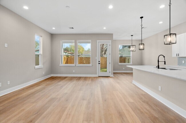 Building Photo - 5823 Sunlight Ln