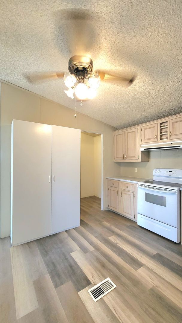 Building Photo - 521 Alaska Way