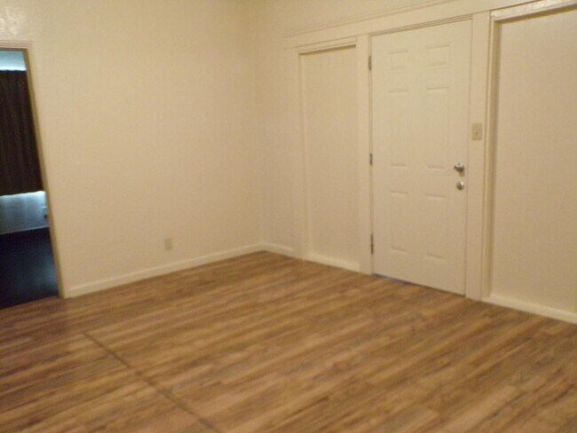 Building Photo - 6939 E Kings Canyon Rd