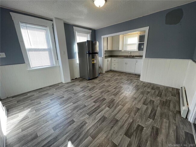 Building Photo - 79 River St