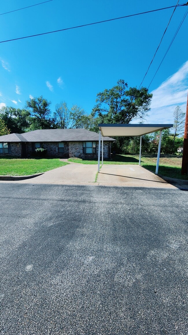 Building Photo - 16042 Pawnee Dr