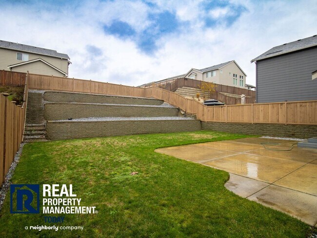 Building Photo - Spacious Modern 5-Bedroom Home with 3-Car ...