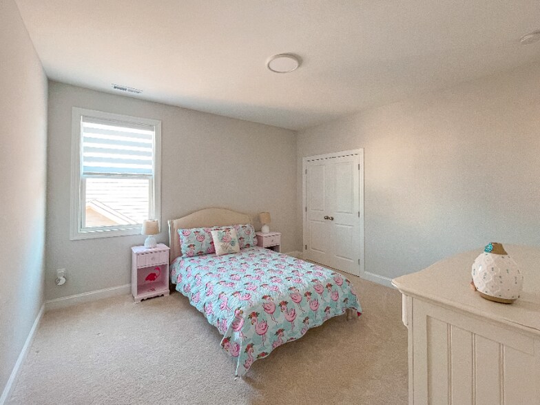 Building Photo - 121 Sweet Briar Ln