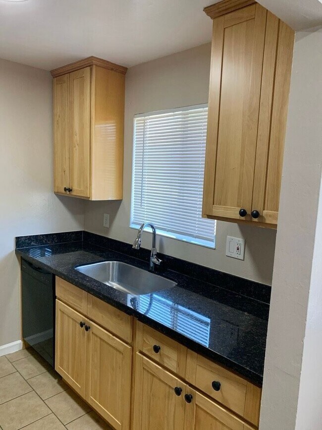 Building Photo - 2 Bedroom 1 Bathroom Condo in Antioch - AVAILABLE NOW !!