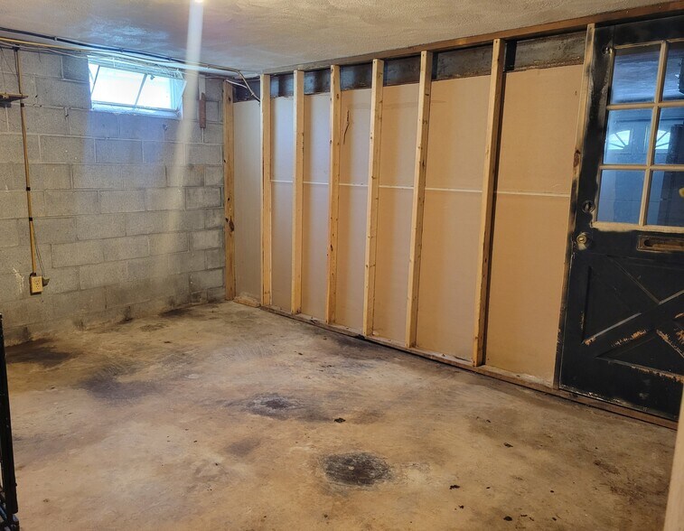 Building Photo - 1350 Wingate Ave