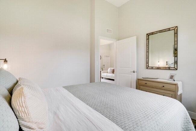 Building Photo - 10735 Lantana Rd