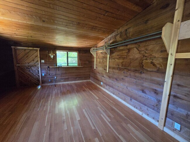 Building Photo - Cabin In the Wood!