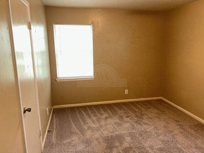 Building Photo - 1302 Becker Dr
