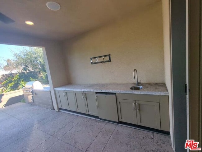 Building Photo - 16243 Cameo Ct