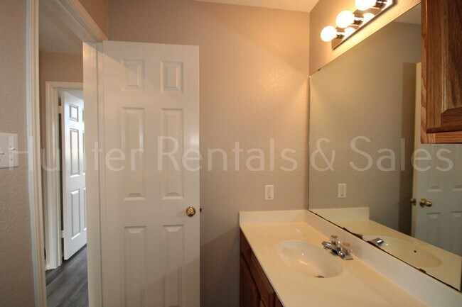 Building Photo - Close to Schools off of Chantz Drive!