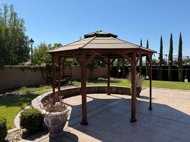 Building Photo - Newer Modern 4 Bedroom 3.5 Bath w/ Bedroom...