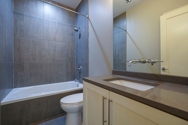Building Photo - Luxurious 3BR/2BA Condo – Near University of Chicago in the heart of Hyde Park!
