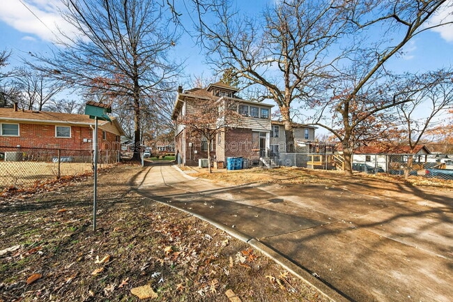 Building Photo - 2424 Oakland Ave