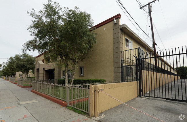 Primary Photo - 15704 - 15724 Orange Avenue