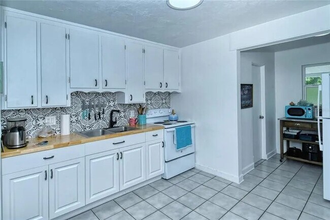 Building Photo - 1428 16th St W