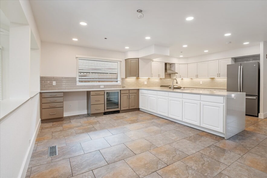 Separate dining area with wet bar and wine fridge - 1836 19th St