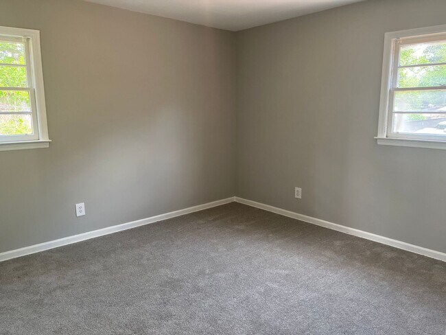 Building Photo - Updated 6bd/3ba w/ Large Backyard in Fores...