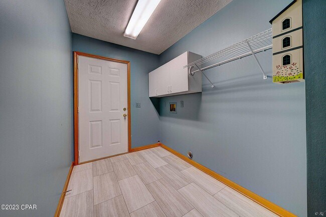 Building Photo - 2422 Thames Dr