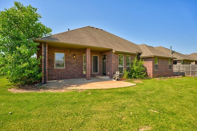 Building Photo - Stunning 3 Bedroom Home with Fireplace, Community Amenities & Open Floor Plan