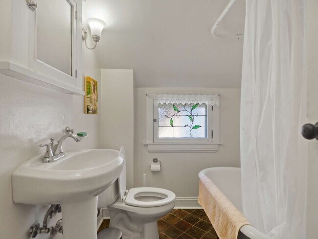 Building Photo - Classic 2-Bedroom Home in Phillips Neighborhood Pets Welcome!