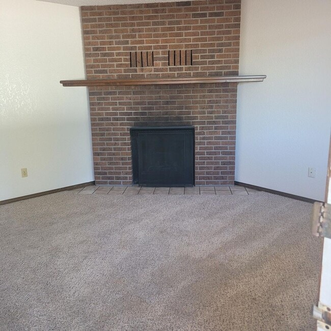 Building Photo - 2 Bed, 1 & 1/2 Bath, 1 Car Garage Duplex off of Patterson!!!!