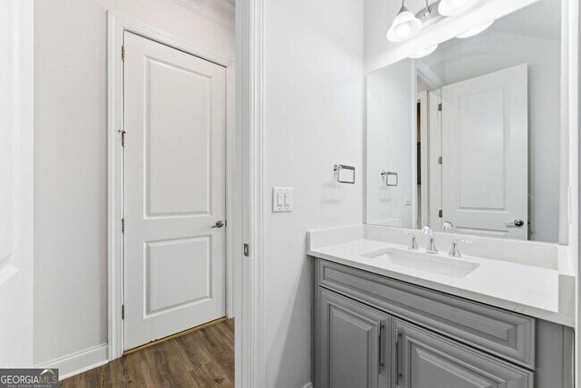 Building Photo - 2025 Abbey Rd