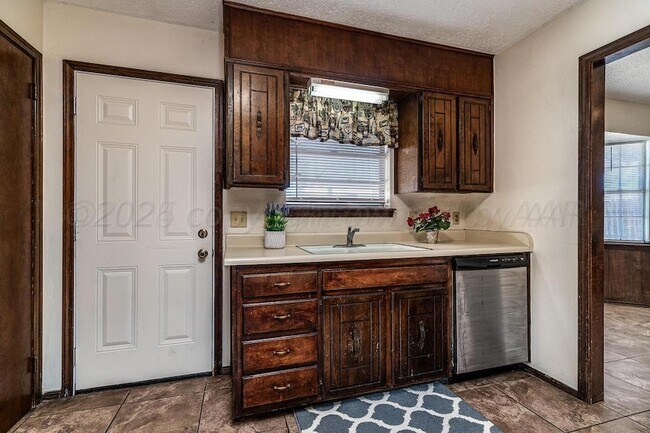 Building Photo - 5712 SW 48th Ave