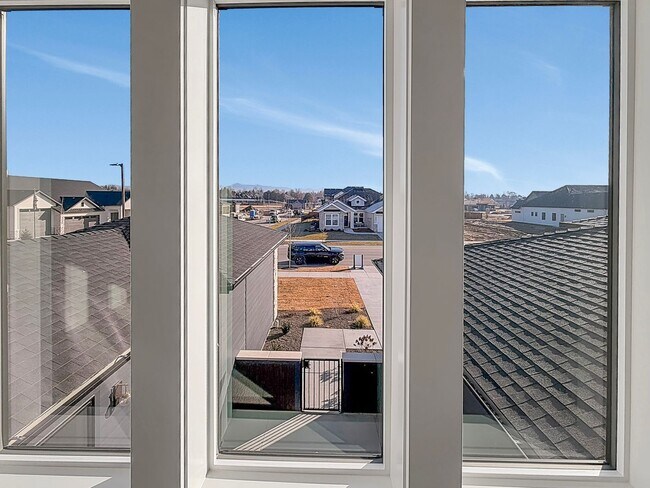 Building Photo - Luxury New Construction in Centerra: 4-Bed High-End Home, Dog Friendly, Fenced Yard, Near Downtow...