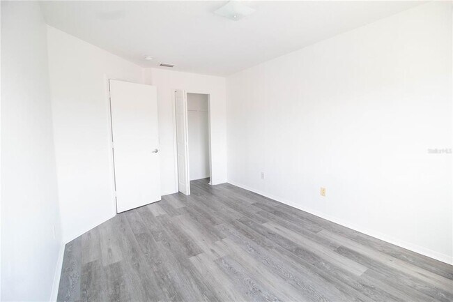 Building Photo - 235 Mango Dr