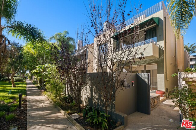 Building Photo - 143 Union Jack Mall