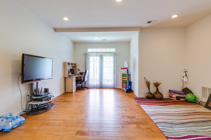 Building Photo - 2457 Silk Ct