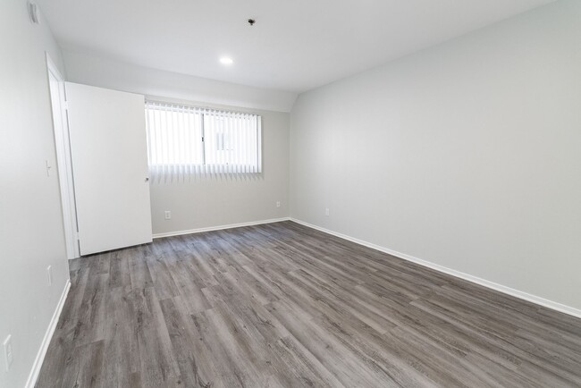 Interior Photo - 10755 Kling Street