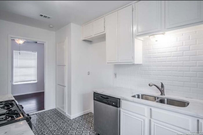 Building Photo - Perfect 3 BD 2 BA home near Alamo Heights ...