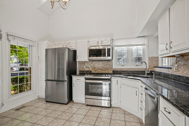 Building Photo - 807 Fairmont Ct