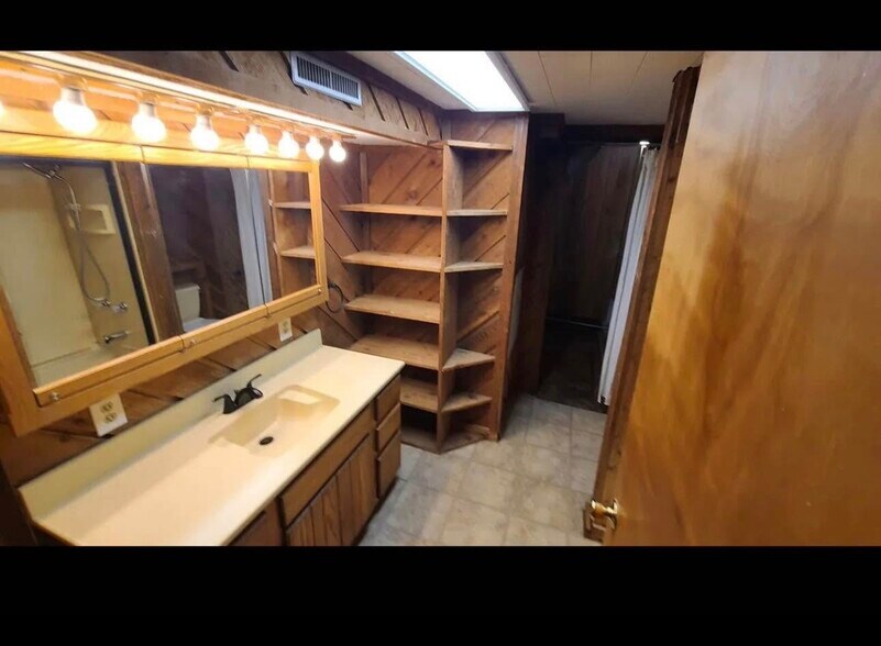 Building Photo - 6015 N River Rd