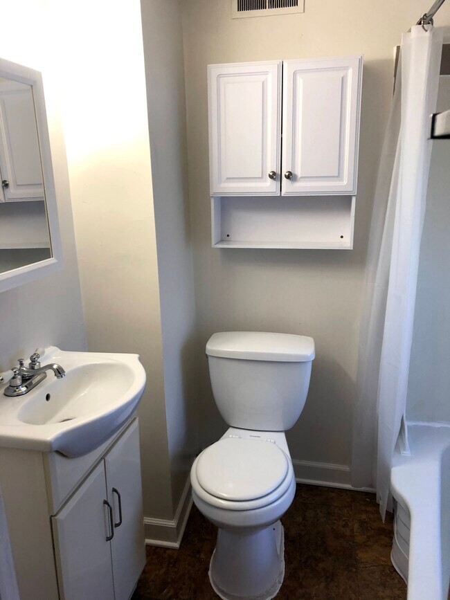 Building Photo - 1611 Grand St NE