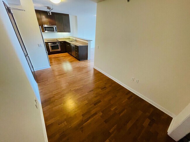 Building Photo - *New* 1 Bed & 1 Bath with Office / Den Condo in Fidi - No Parking