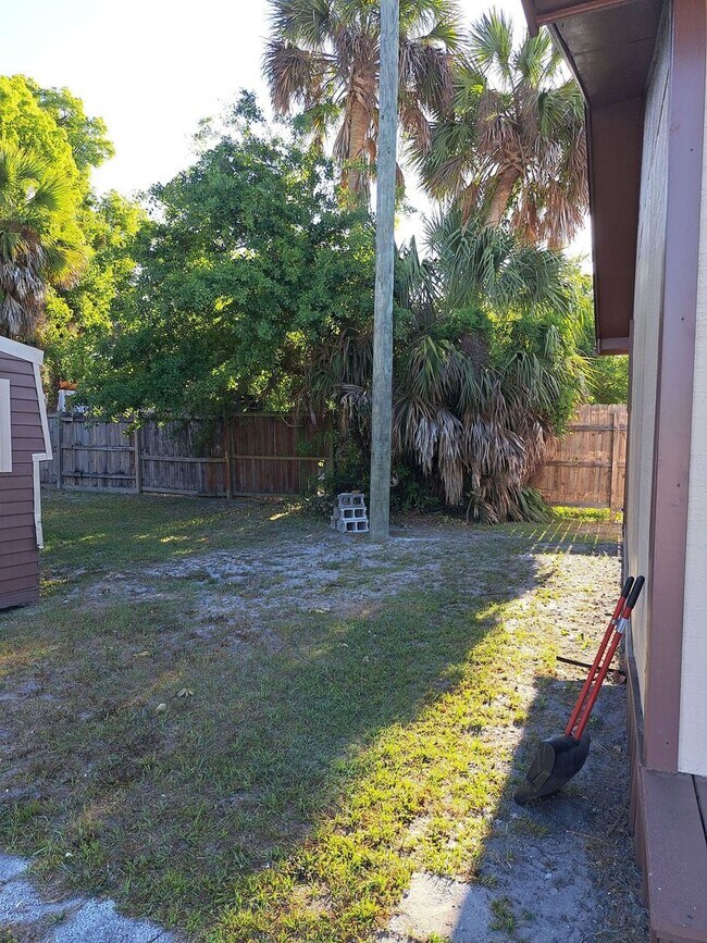 Building Photo - 523 E 8th St