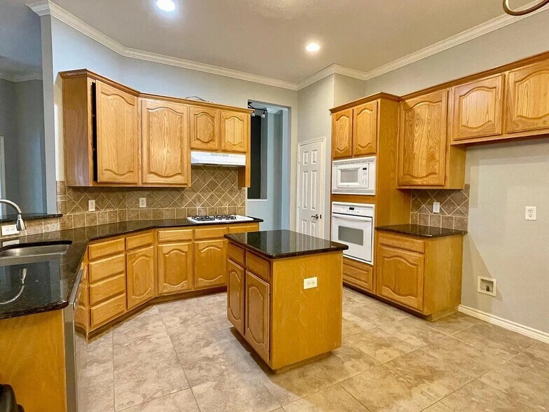 Building Photo - 5330 Golfside Dr